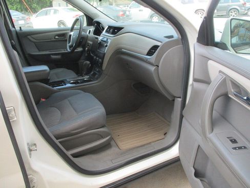 Used 2015 Chevrolet Traverse LT w/ Style and Technology Package FWD image 19