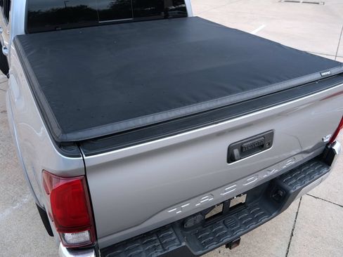 Used 2018 Toyota Tacoma SR5 RWD image 38
