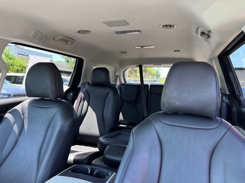 Used 2024 Kia Carnival LX FWD image 29