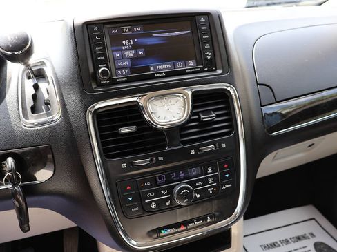 Used 2011 Chrysler Town & Country Touring-L w/ Driver Convenience Group FWD image 30