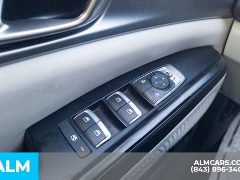 Used 2024 Kia Carnival LX FWD image 34