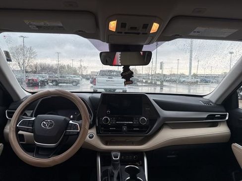 Used 2024 Toyota Highlander XLE image 12