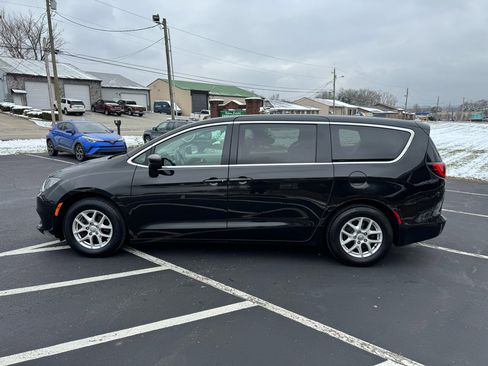 Used 2018 Chrysler Pacifica LX image 5