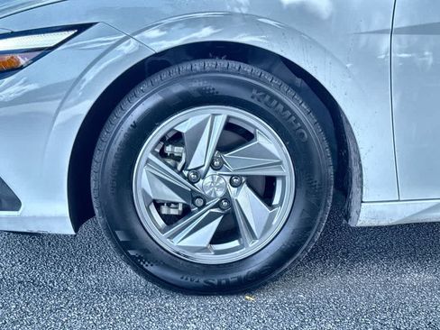 Used 2024 Hyundai Elantra SE FWD image 11