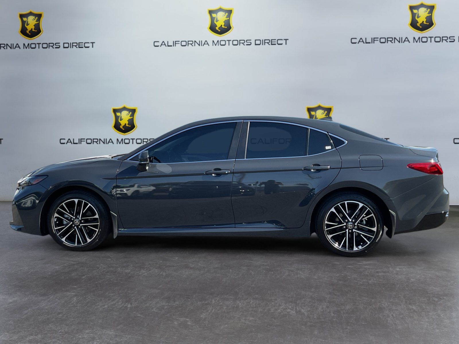 Used 2025 Toyota Camry XLE FWD image 8