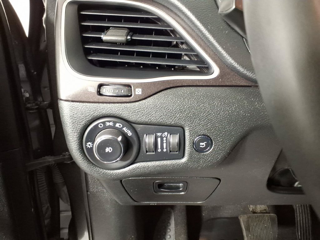 Used 2022 Jeep Cherokee Trailhawk w/ Comfort/Convenience Group AWD/4WD image 16