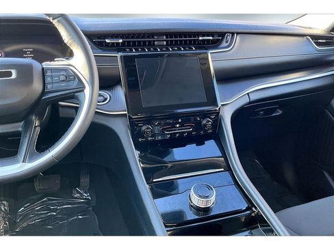 Used 2023 Jeep Grand Cherokee Laredo image 9