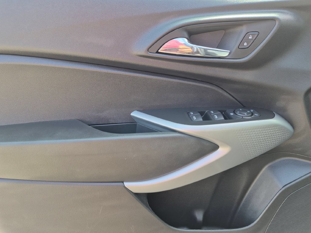 Used 2025 Chevrolet Trax LS FWD image 11