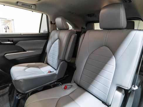Used 2024 Toyota Highlander XLE AWD/4WD image 31