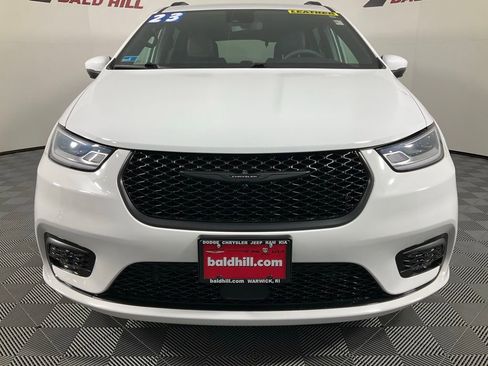 Used 2023 Chrysler Pacifica Touring-L w/ S Appearance Package image 2