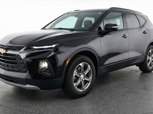 Used 2025 Chevrolet Blazer LT FWD image 3
