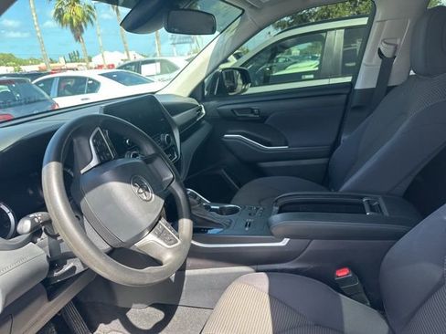 Used 2023 Toyota Highlander L image 6