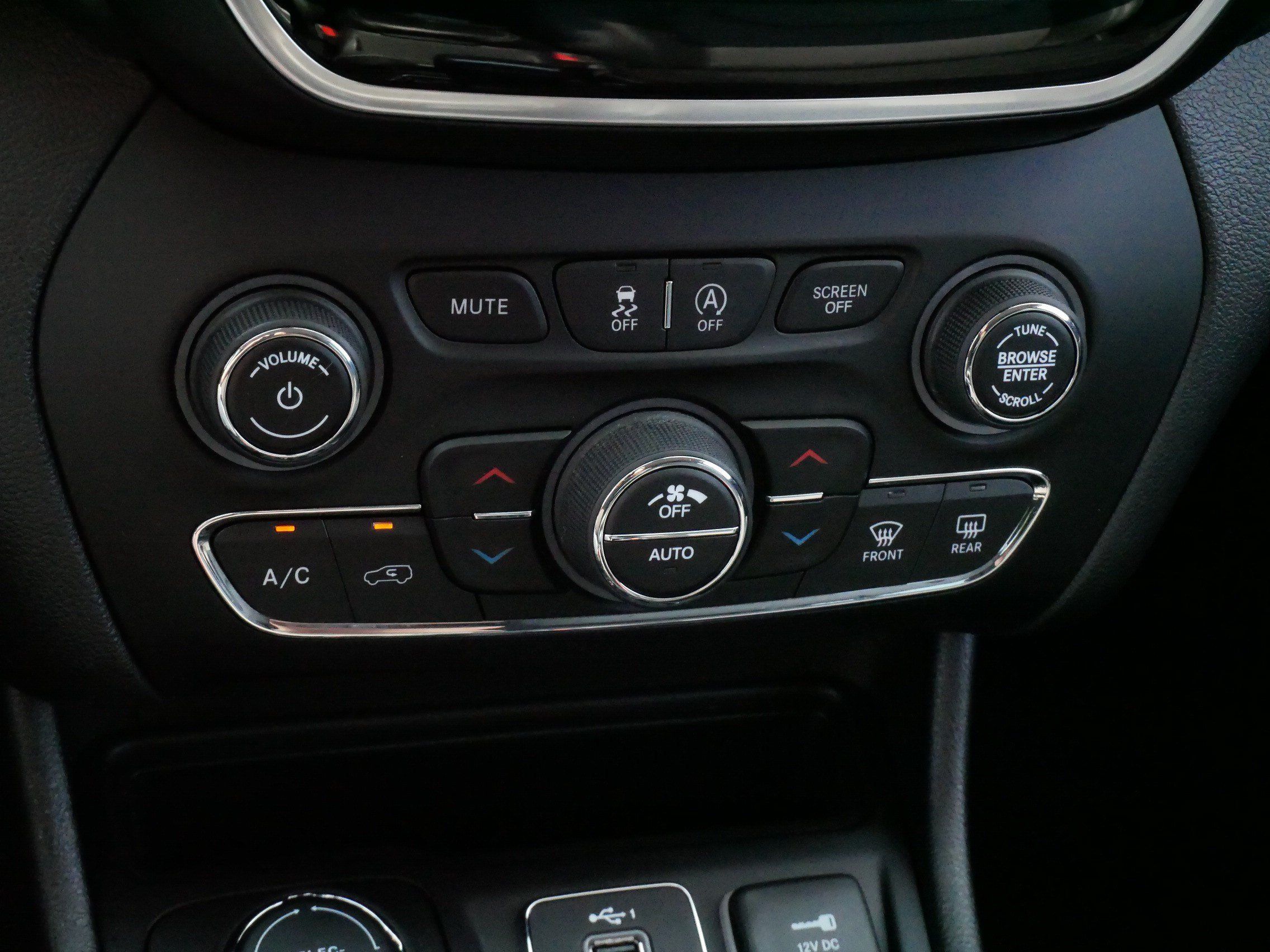 Used 2020 Jeep Cherokee Limited AWD/4WD image 23