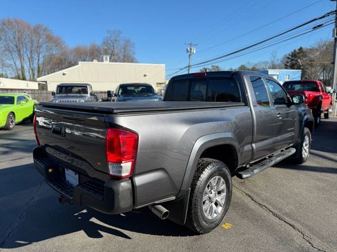 Used 2017 Toyota Tacoma 2WD Access Cab image 6