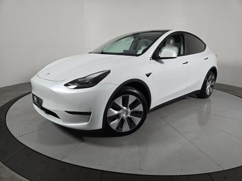 Used 2022 Tesla Model Y Long Range image 1