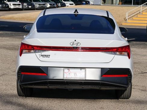 Used 2025 Hyundai Elantra SEL image 4