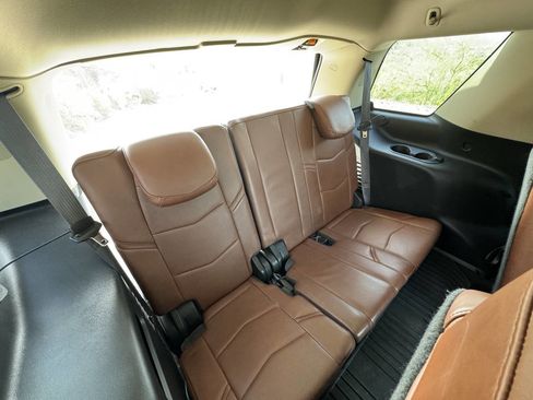 Used 2015 Cadillac Escalade Luxury image 12