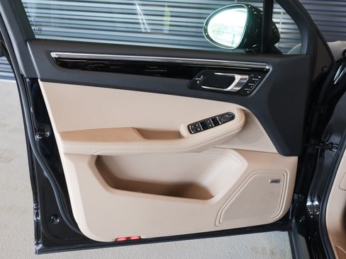 Certified 2026 Porsche Macan AWD/4WD image 24