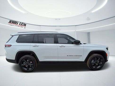 New 2025 Jeep Grand Cherokee L Altitude image 2