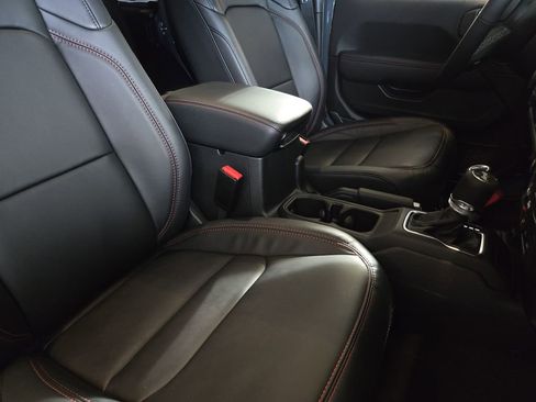 Used 2025 Jeep Wrangler Unlimited Rubicon image 15