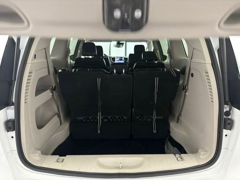 Used 2023 Chrysler Pacifica Touring-L FWD image 19