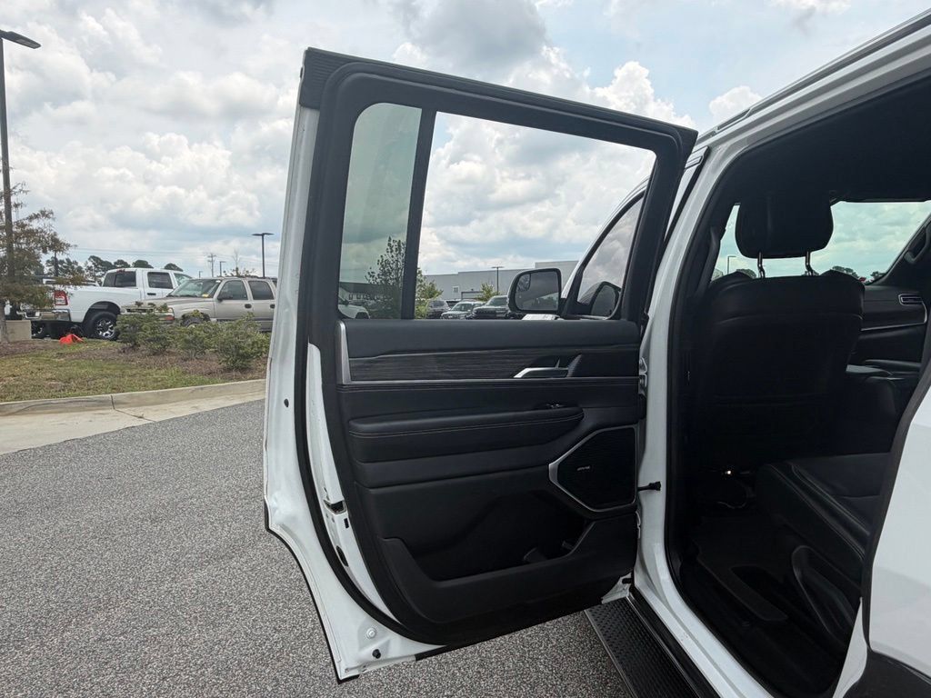 Used 2022 Jeep Wagoneer Series II AWD/4WD image 58