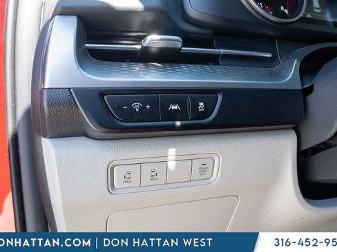 Used 2024 Kia Carnival LX image 19