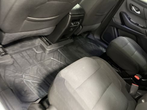 Used 2023 Chevrolet Traverse LT FWD image 19