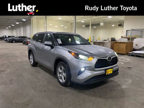 Used 2024 Toyota Highlander LE image 1