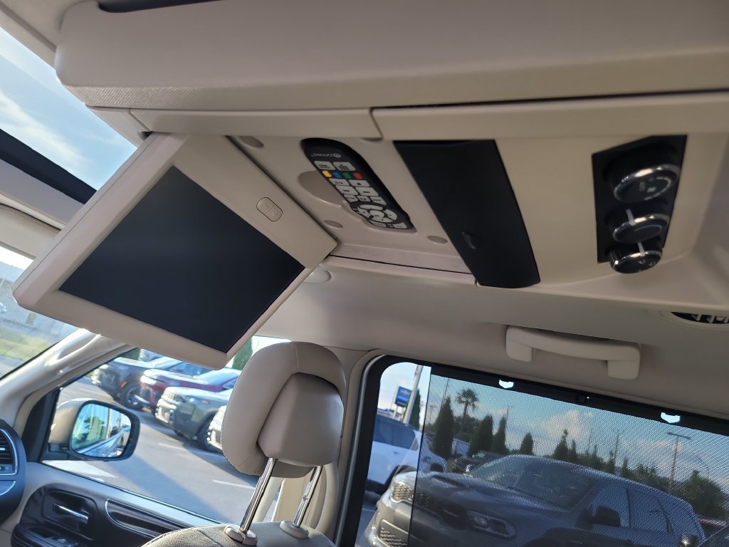 Used 2016 Chrysler Town & Country Touring-L FWD image 16