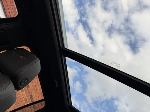 Used 2024 Chevrolet Suburban High Country image 23