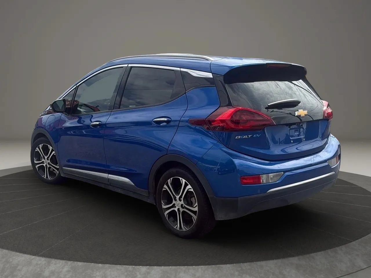 Used 2020 Chevrolet Bolt Premier w/ Infotainment Package FWD image 4