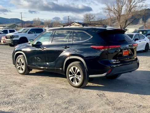 Used 2021 Toyota Highlander XLE image 3