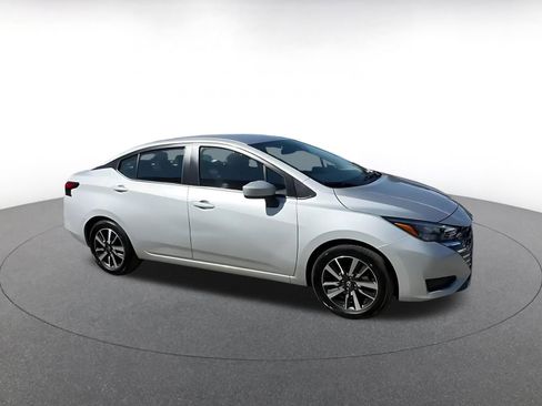 Used 2025 Nissan Versa SV image 2