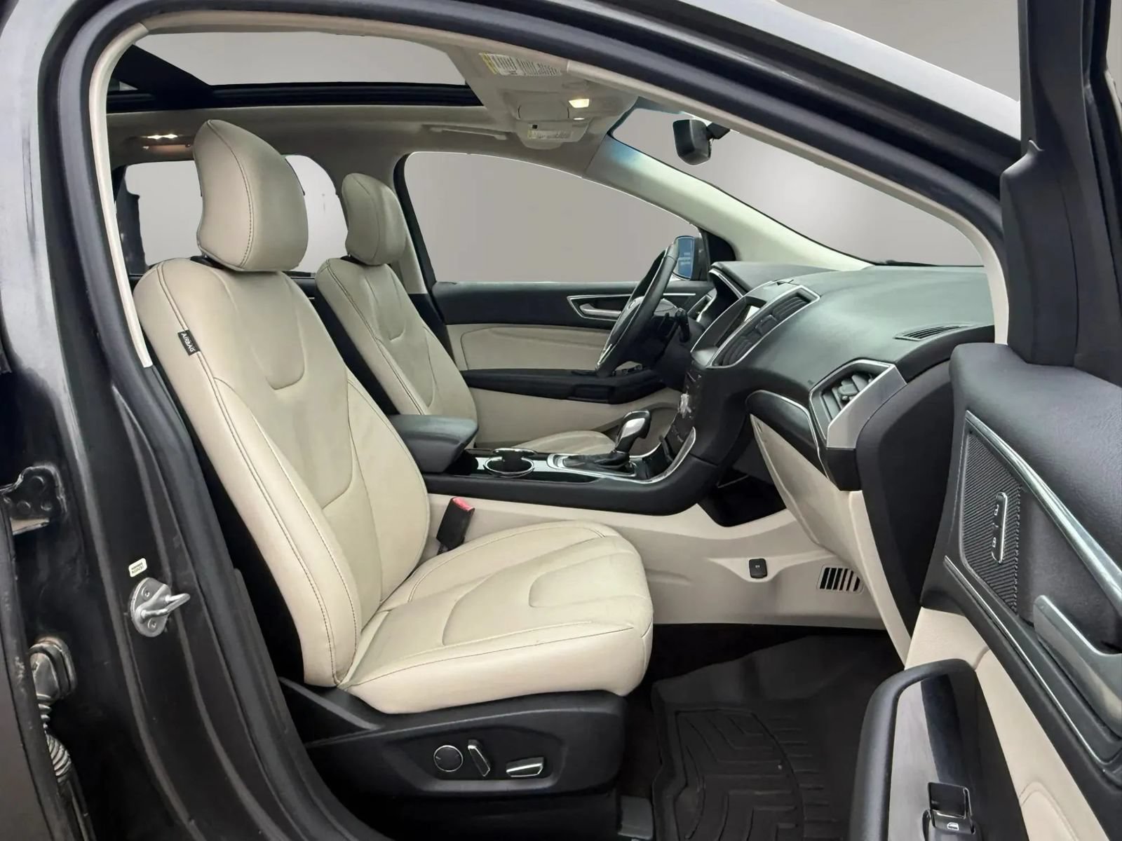 Used 2017 Ford Edge Titanium w/ Technology Package AWD/4WD image 19