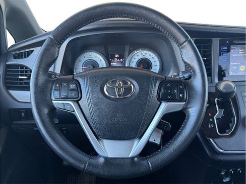 Used 2015 Toyota Sienna SE FWD image 11