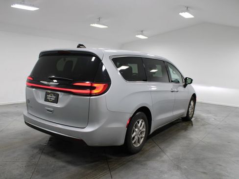 Used 2024 Chrysler Pacifica Touring-L FWD image 9