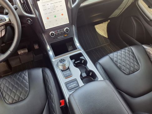 Used 2024 Ford Edge Titanium image 10