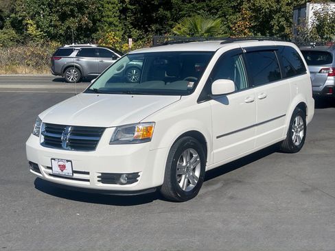 Used 2010 Dodge Grand Caravan SXT image 3