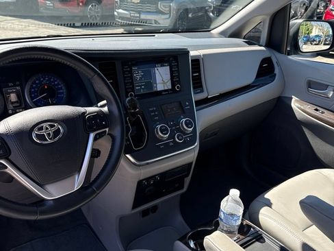 Used 2018 Toyota Sienna XLE Premium w/ Protection Package FWD image 4