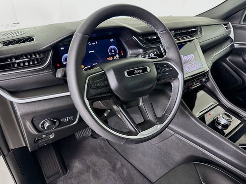 Used 2025 Jeep Grand Cherokee Altitude image 9