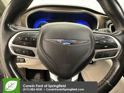 Used 2018 Chrysler Pacifica Touring-L image 30