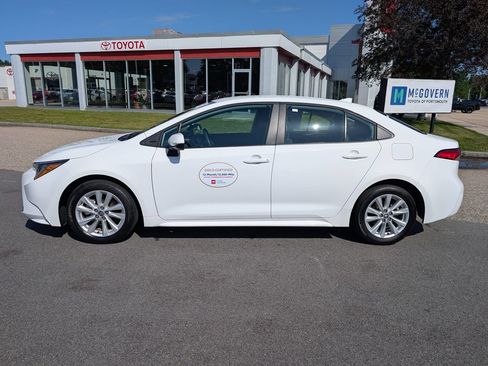 Used 2026 Toyota Corolla LE w/ LE Premium Package FWD image 2