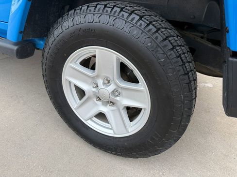 Used 2011 Jeep Wrangler Unlimited Sahara w/ Dual Top Group image 9