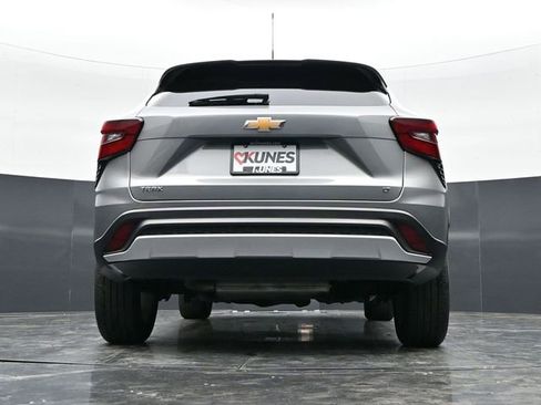 Used 2025 Chevrolet Trax LT FWD image 38