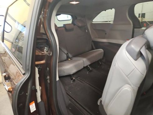 Used 2022 Toyota Sienna Limited image 8