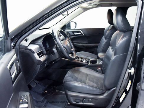 Used 2024 Mitsubishi Outlander SE Black Edition image 2