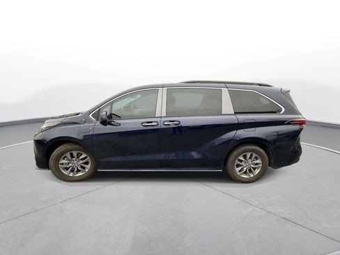 Used 2022 Toyota Sienna XLE image 9