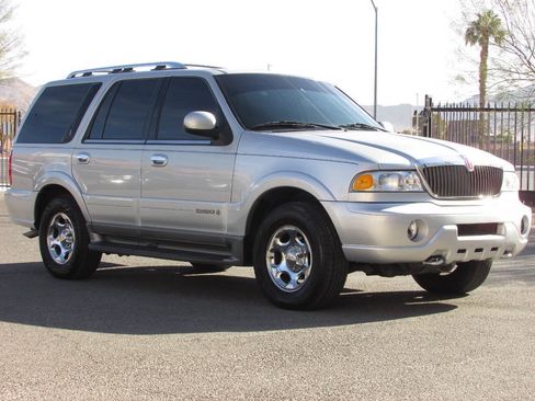 Used 2000 Lincoln Navigator 4WD image 2