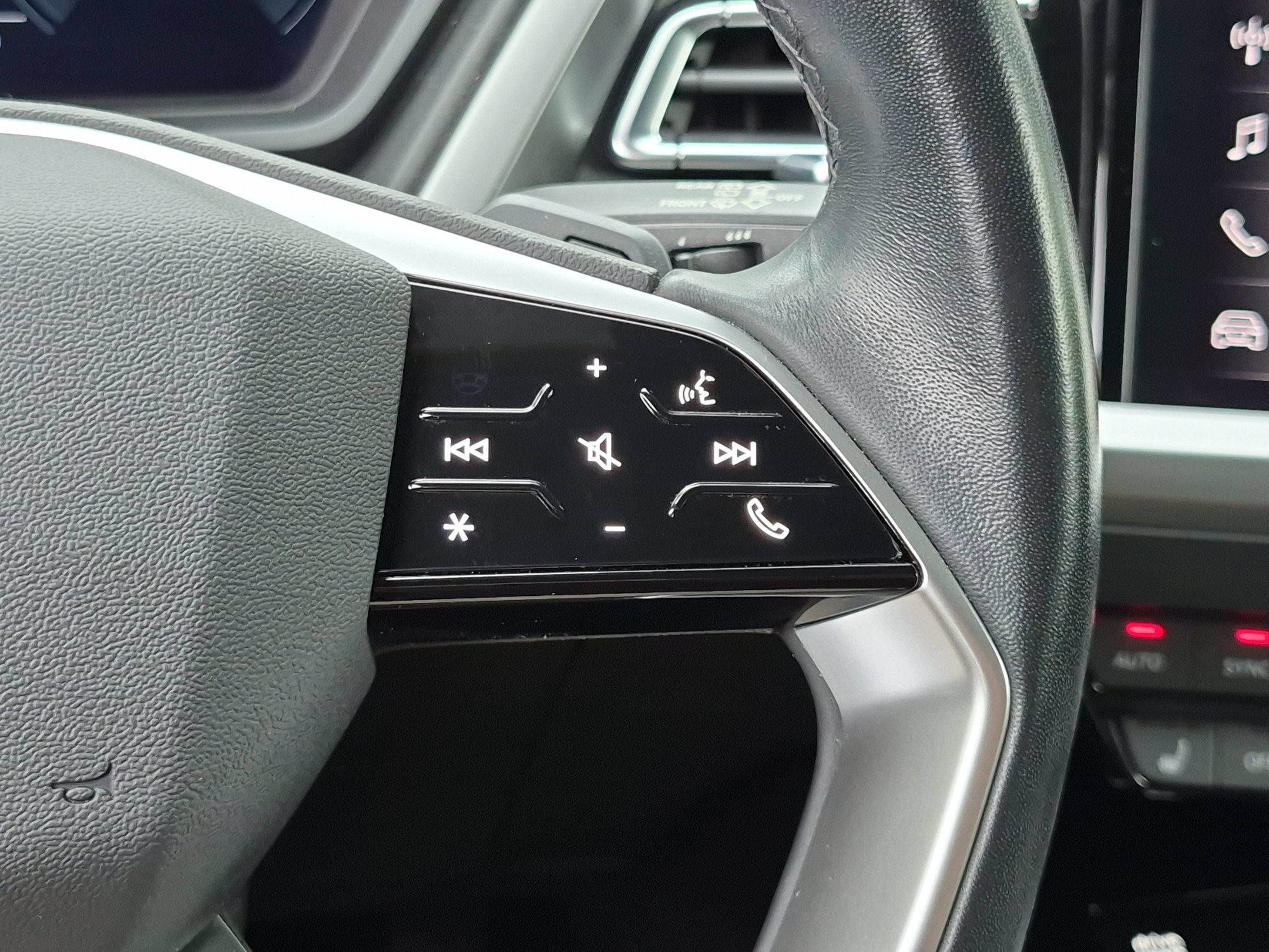 Used 2024 Audi Q4 e-tron Premium AWD/4WD image 9